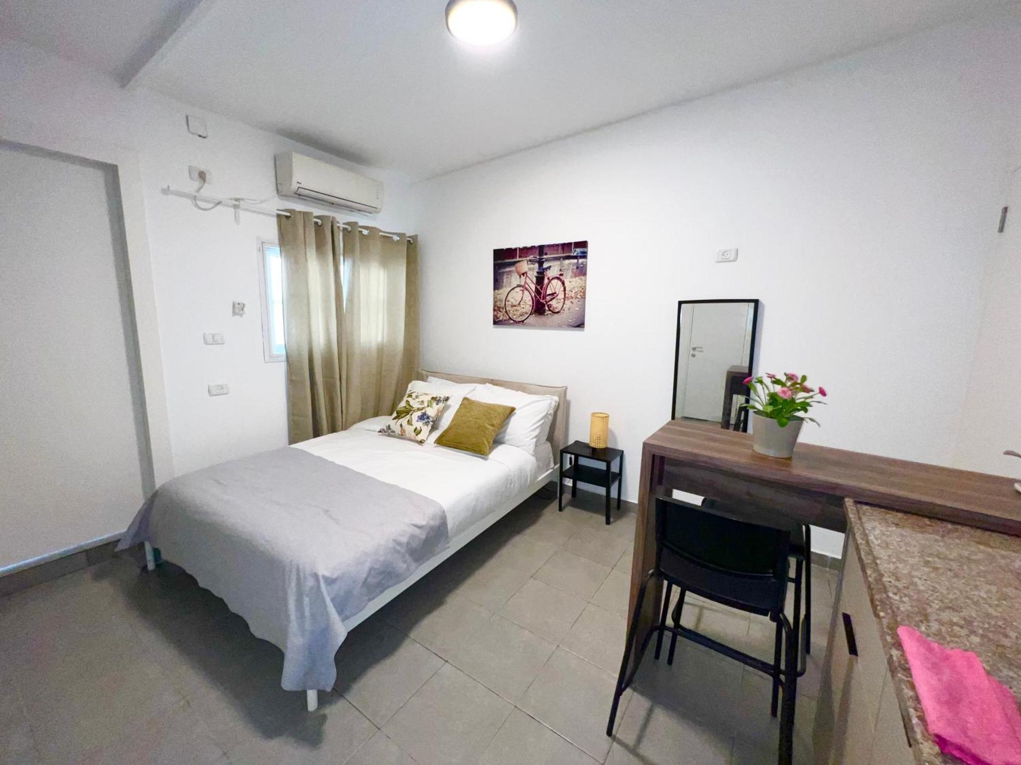 Center Carmel Market Apartment