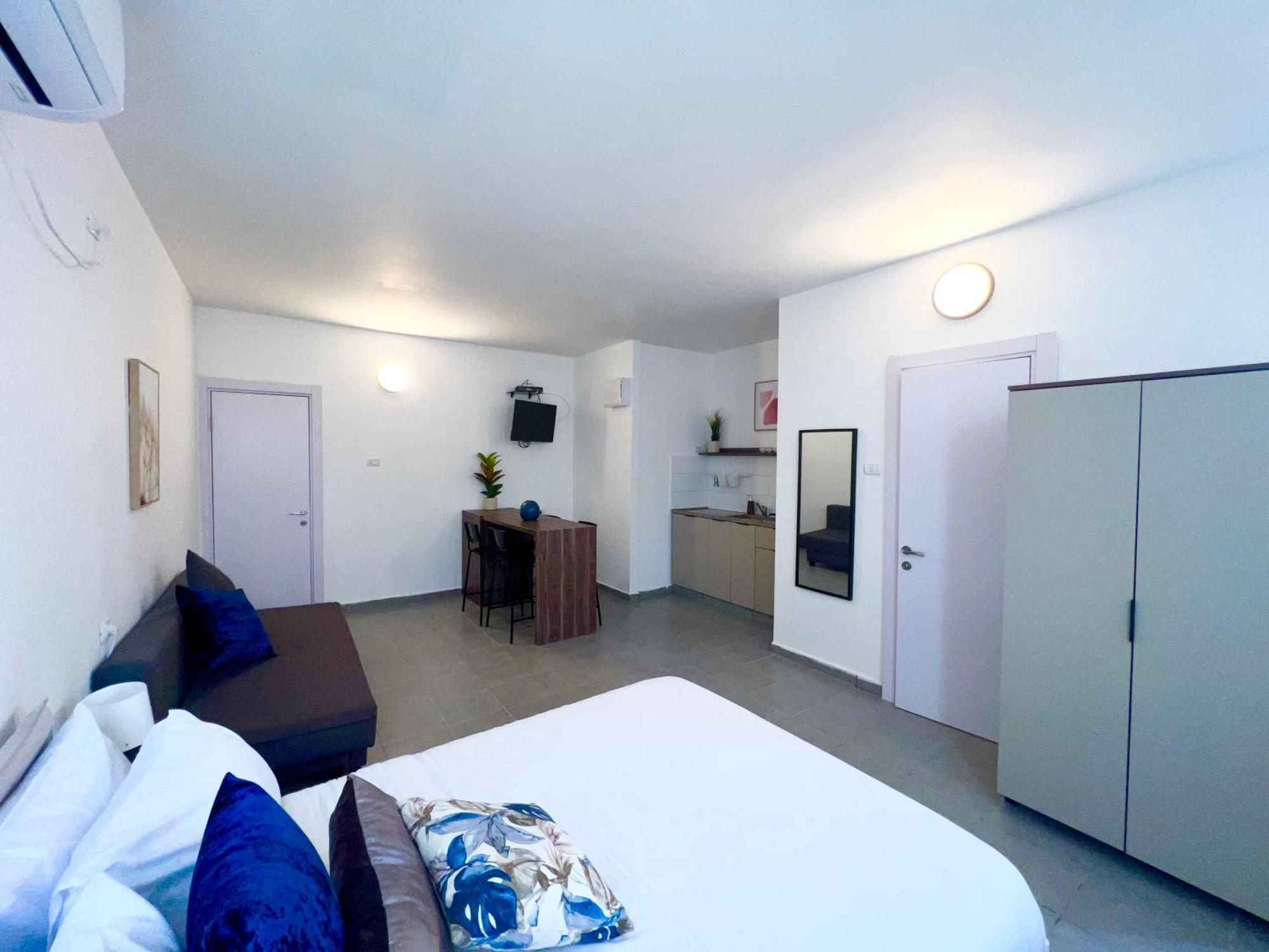 Center Carmel Market Apartment