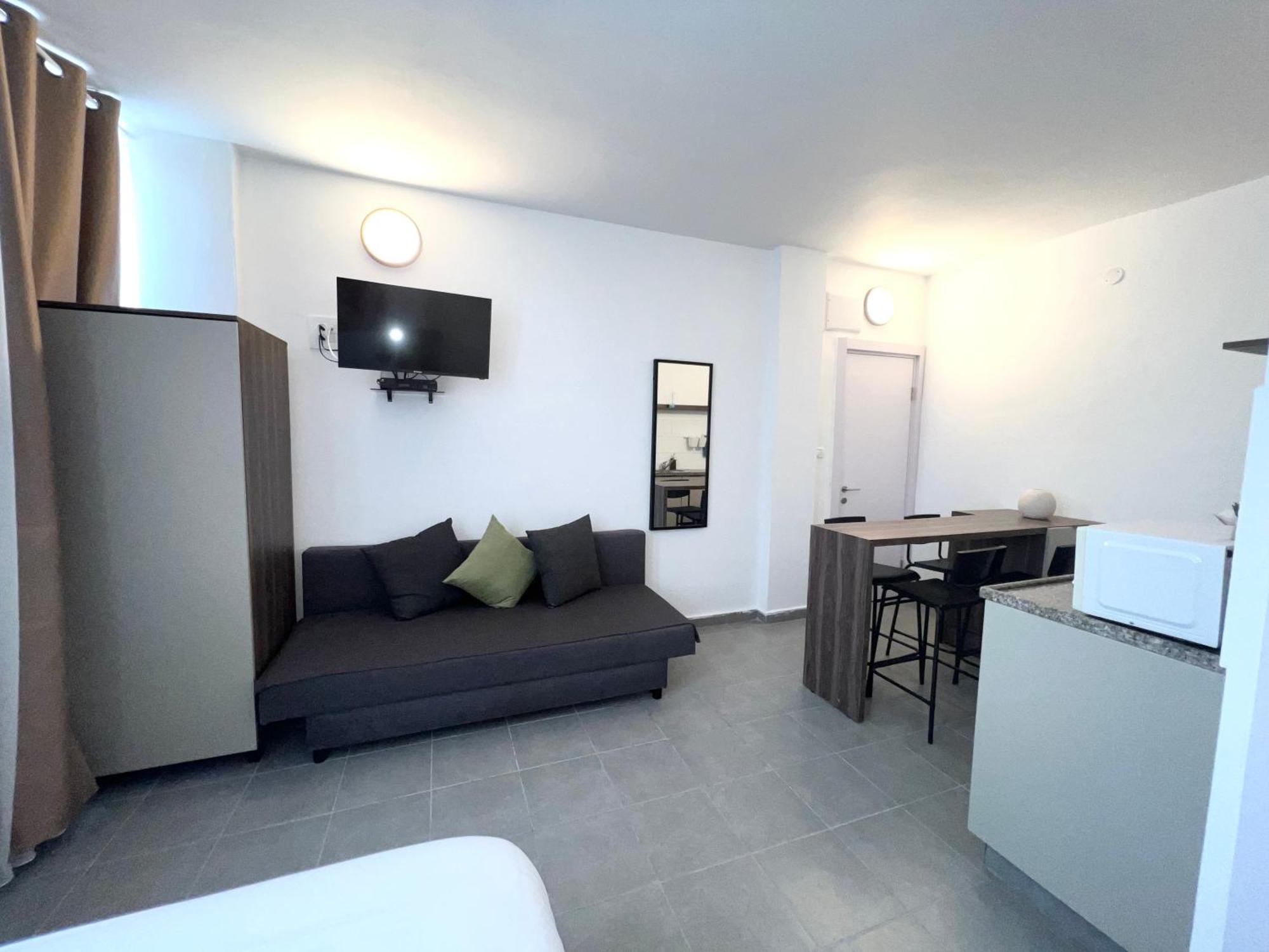 Apartment Center Carmel Market *