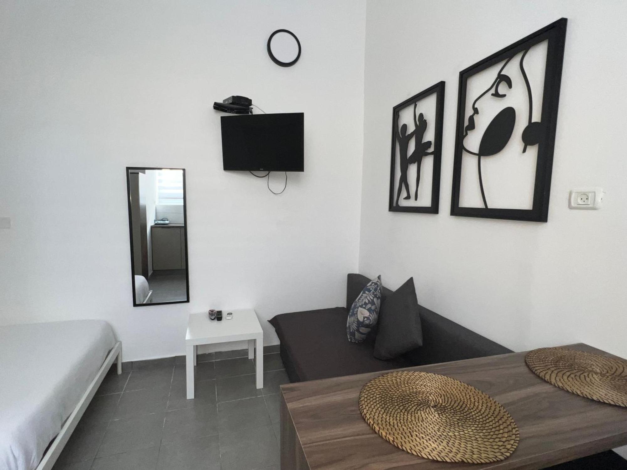 Apartment Center Carmel Market *